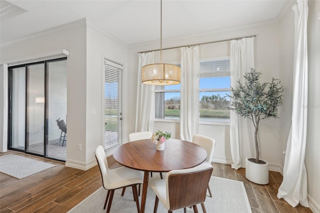 dining room featuring an inviting chandelier and crown molding