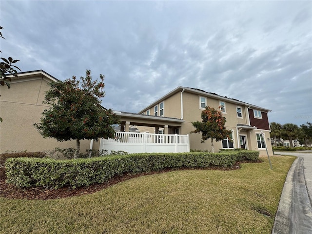 view of front of property featuring a front yard