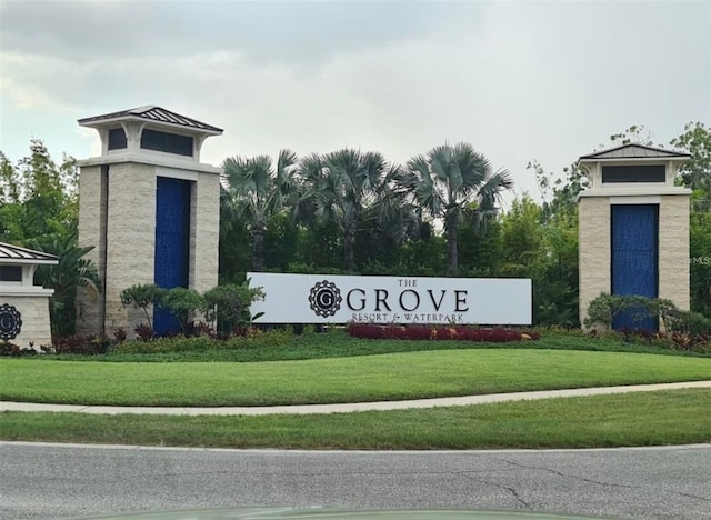 community / neighborhood sign featuring a lawn