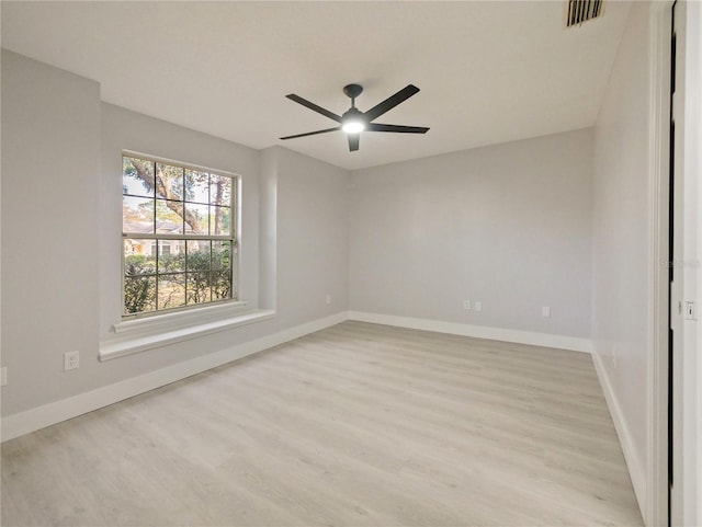 unfurnished room featuring light wood-type flooring and ceiling fan