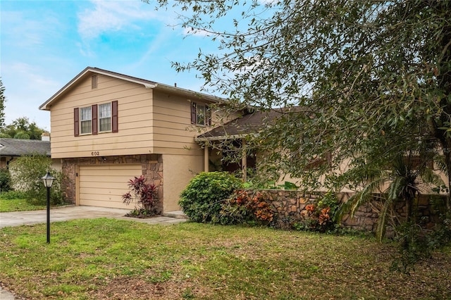 view of front of property featuring a front yard and a garage