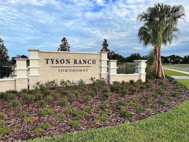 view of community / neighborhood sign