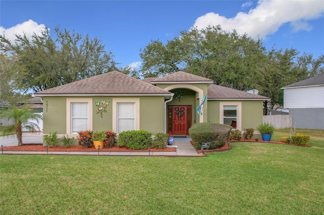 view of front facade featuring a front yard