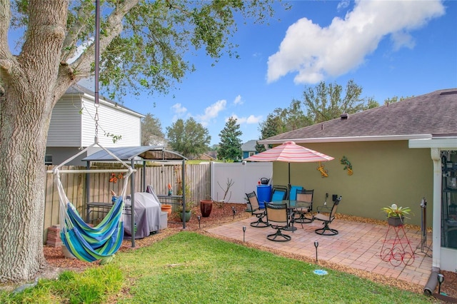 view of yard featuring a patio