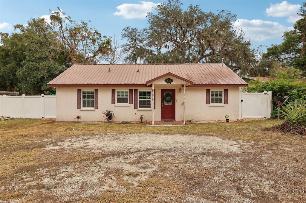 single story home with a front lawn