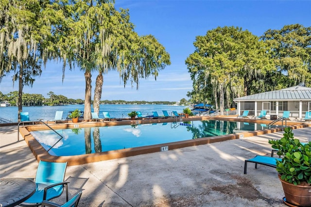 view of swimming pool featuring a water view