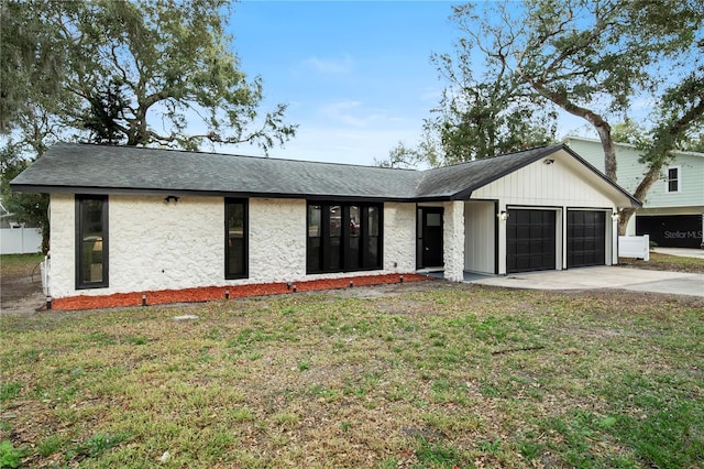 view of front of home featuring a front yard and a garage