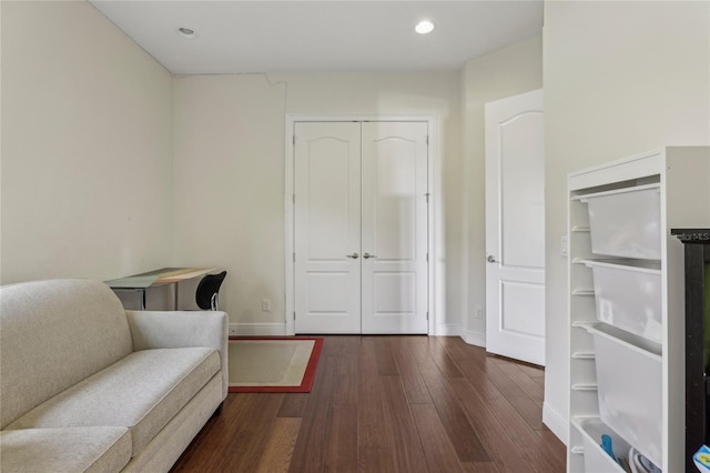 sitting room featuring dark wood-type flooring, recessed lighting, and baseboards