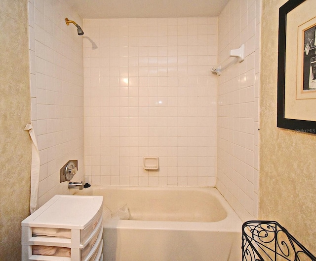 bathroom featuring tiled shower / bath