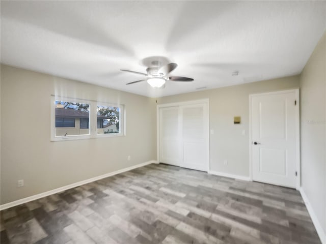 unfurnished bedroom featuring ceiling fan and a closet