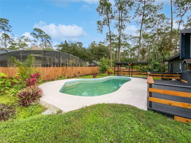 view of swimming pool featuring a lawn