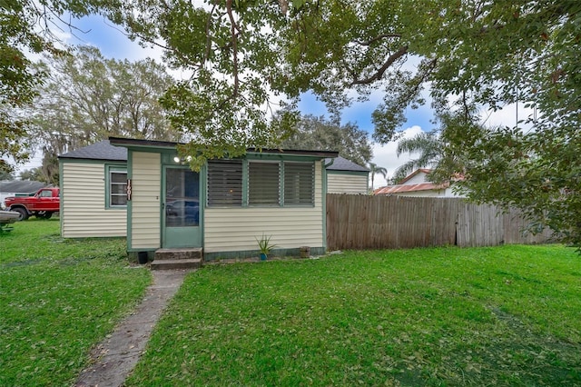 view of front of house with a front lawn