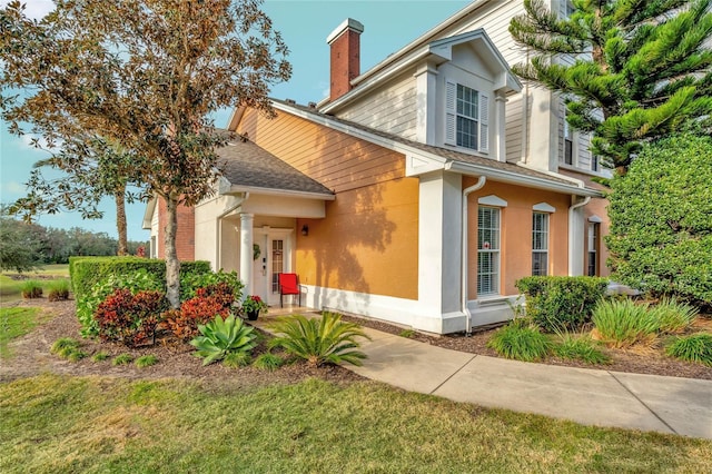 view of front of home featuring a front yard