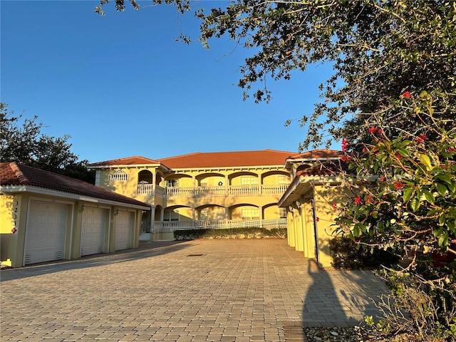 view of front of property featuring community garages