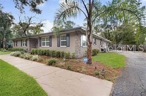 single story home featuring a front yard