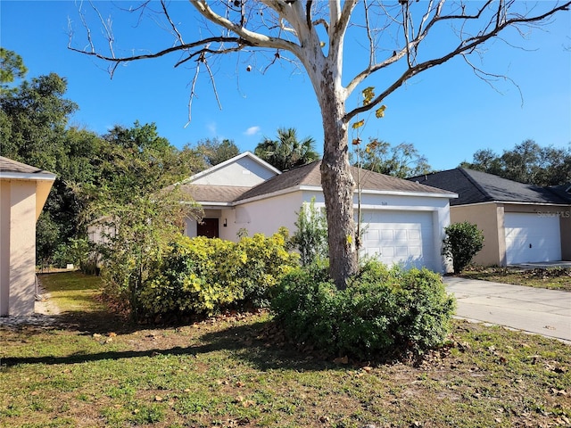 view of front of property featuring a front lawn and a garage