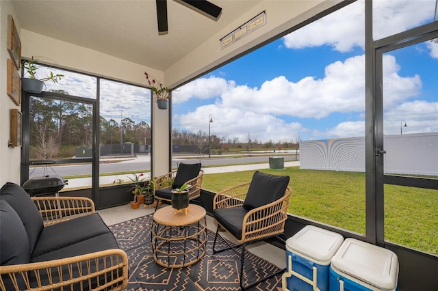 sunroom with ceiling fan