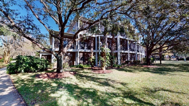 view of front of home featuring a front yard