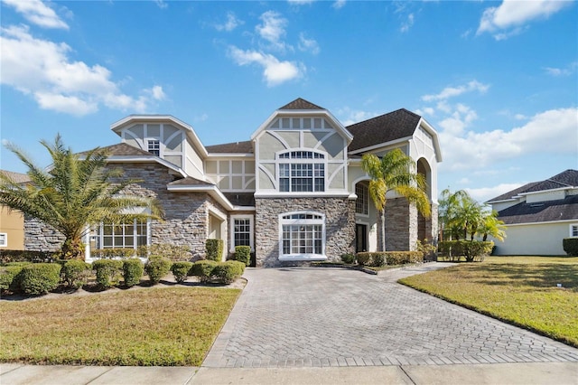 view of front facade featuring a front lawn