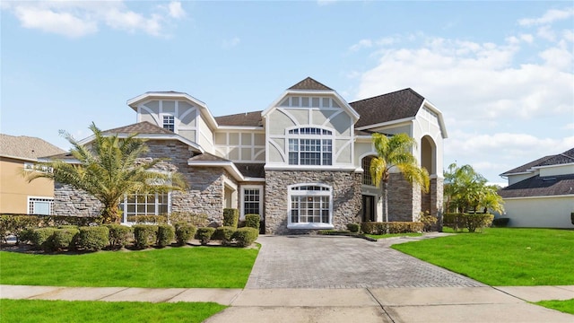 view of front of home featuring a front yard