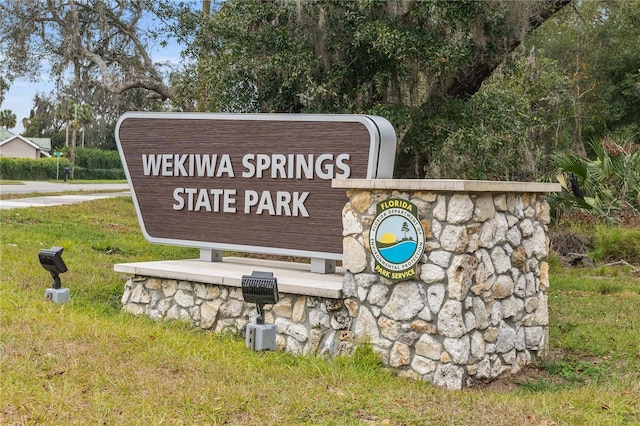 community / neighborhood sign with a lawn