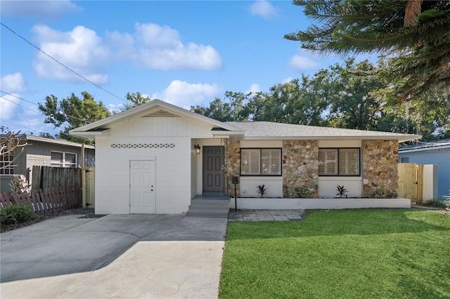 single story home with a front lawn