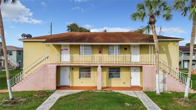 view of front of home featuring a front yard