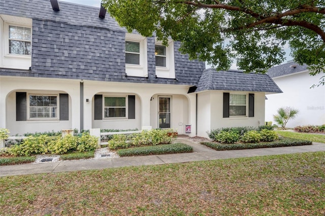 view of front facade featuring a front lawn