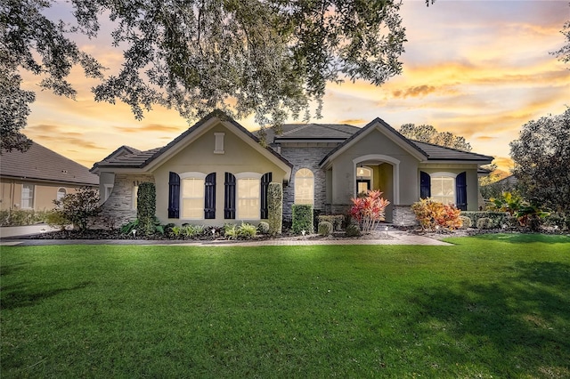 view of front of property featuring a yard