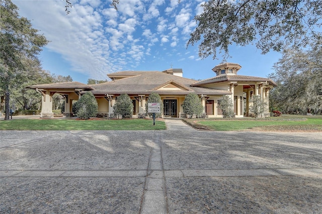 view of front of home featuring a front lawn