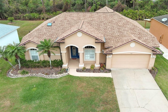 view of front of house featuring a front lawn and a garage