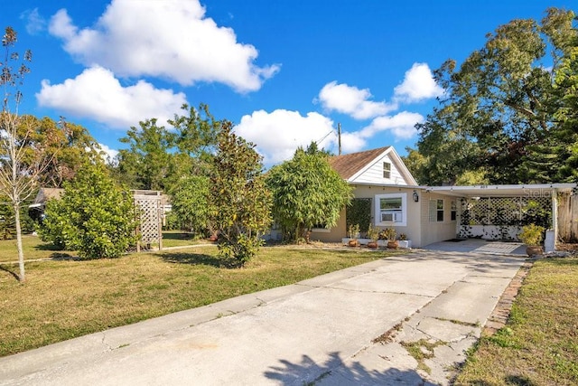 view of front of property featuring a front lawn and a carport