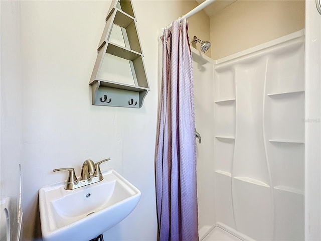 bathroom featuring a shower with curtain and sink