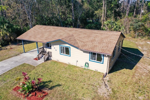 view of front facade featuring a carport and a front lawn