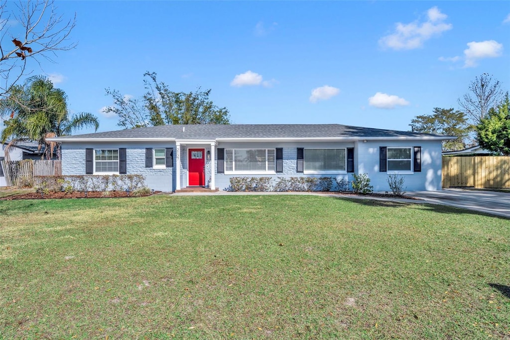 single story home featuring a front yard