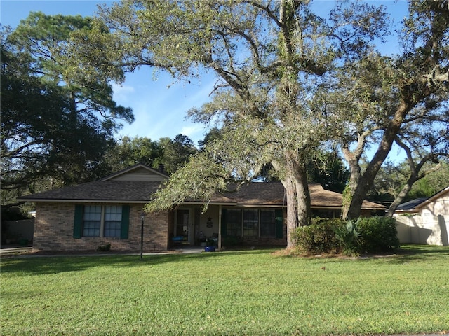 view of front of home featuring a front yard