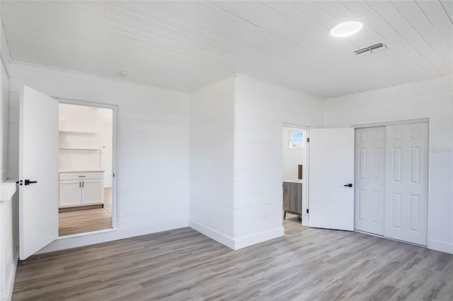 empty room featuring light hardwood / wood-style floors