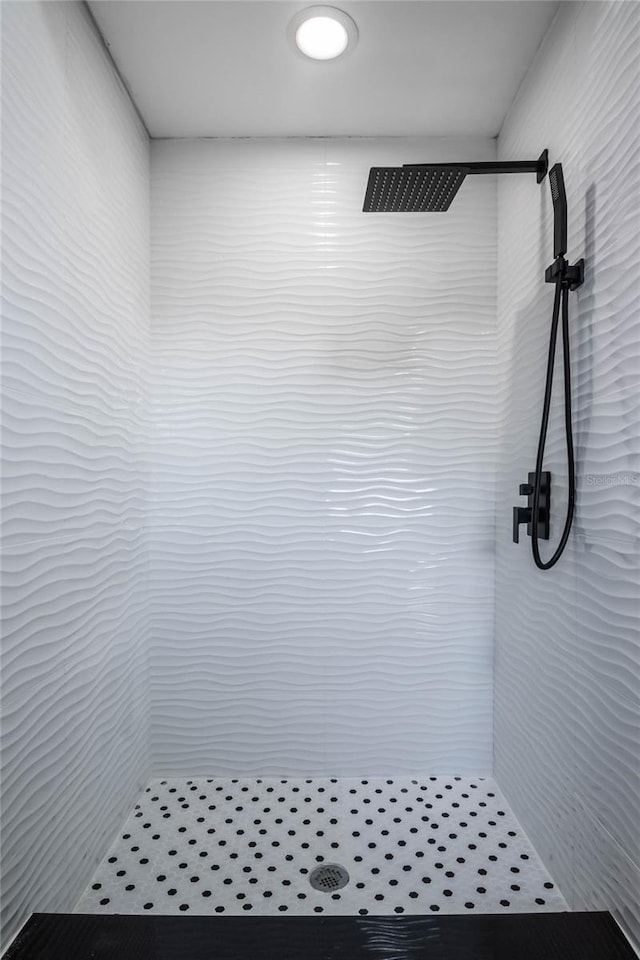 bathroom featuring a tile shower