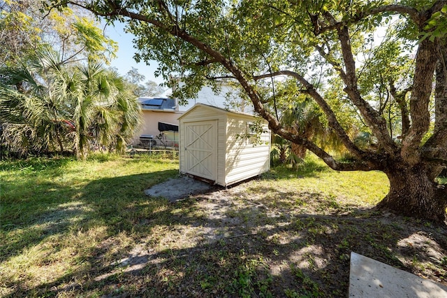 view of yard featuring a storage unit