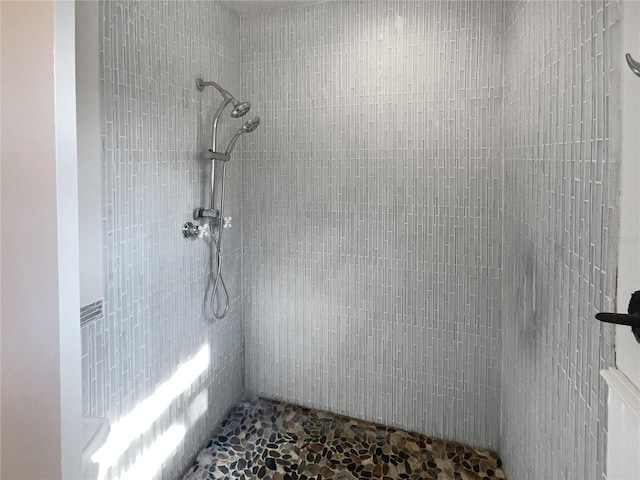 bathroom featuring a tile shower