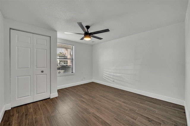 unfurnished bedroom featuring ceiling fan and a closet