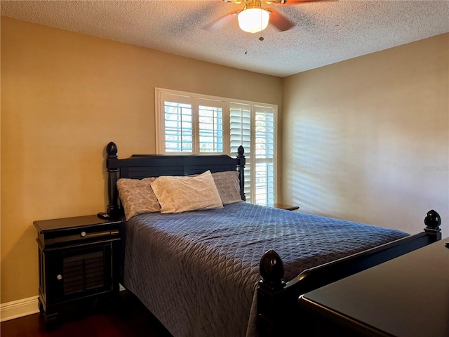 bedroom featuring ceiling fan and a textured ceiling