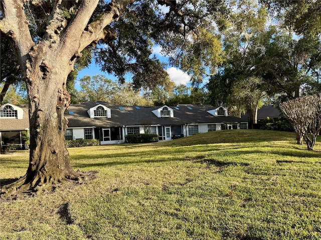 single story home featuring a front lawn