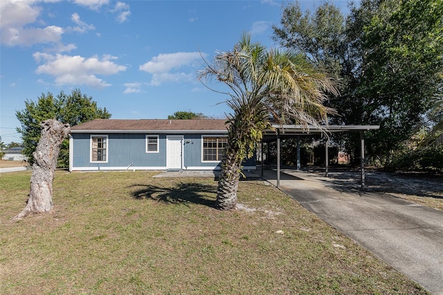 view of front of home featuring a front lawn and a carport