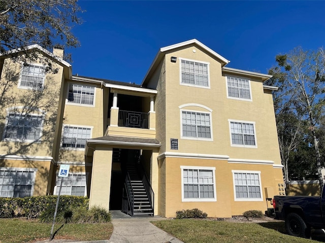 view of front facade with a balcony