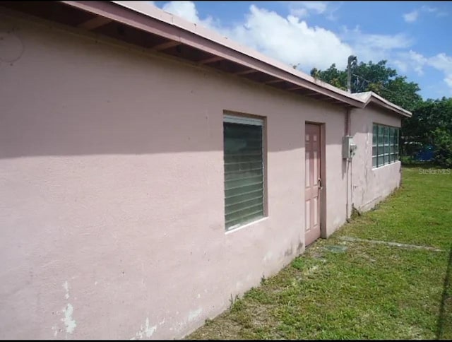 view of side of property featuring a lawn