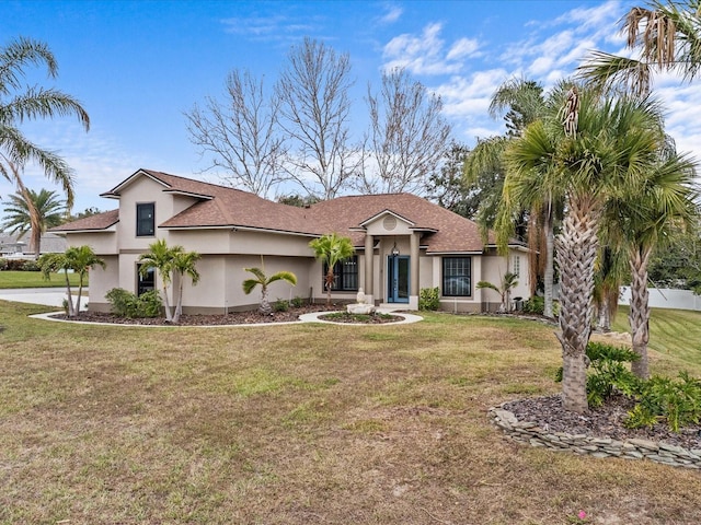 view of front of property featuring a front lawn