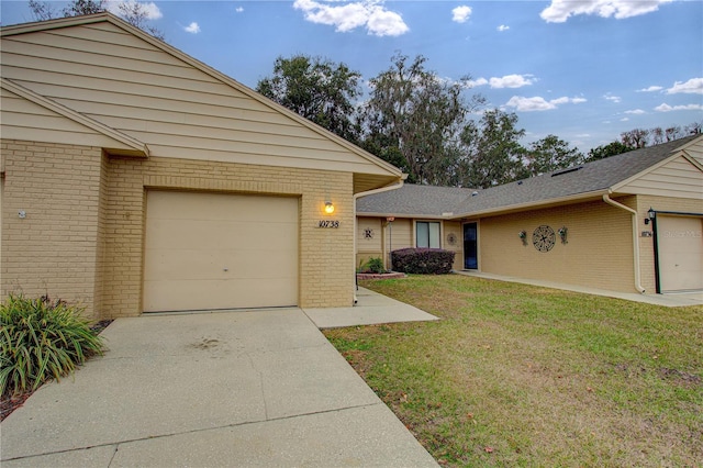 view of front facade featuring a front lawn and a garage