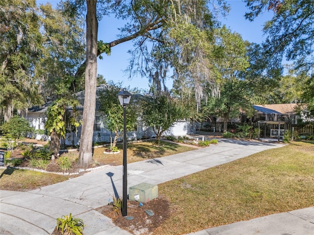 view of front of property featuring a front yard