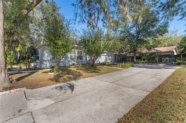 view of front of house with a front lawn